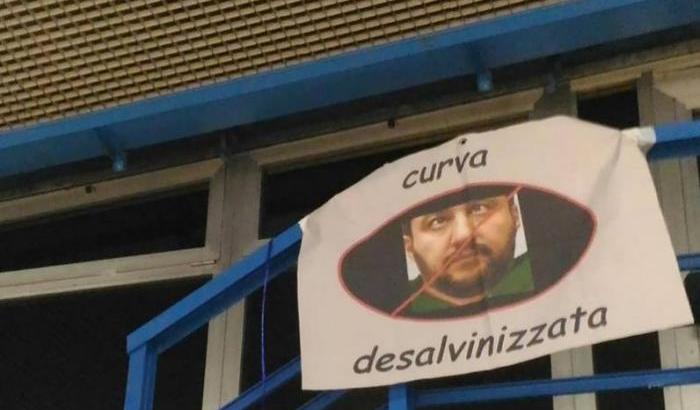 Curva desalvinizzata: a Viareggio i tifosi di hockey espongono uno striscione