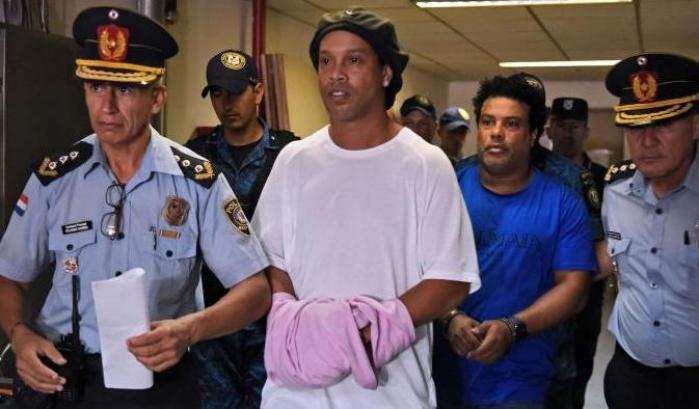 Ronaldinho e il fratello escono di prigione: pagati 1.600.000 dollari per la cauzione