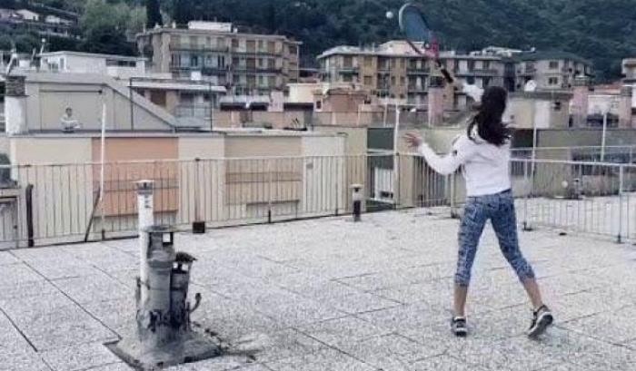 Due adolescenti fanno il giro del mondo giocando insieme a tennis da un balcone all'altro