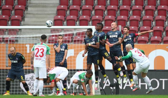 Ausburg-Colonia finisce 1-1, la partita s'incendia nel finale