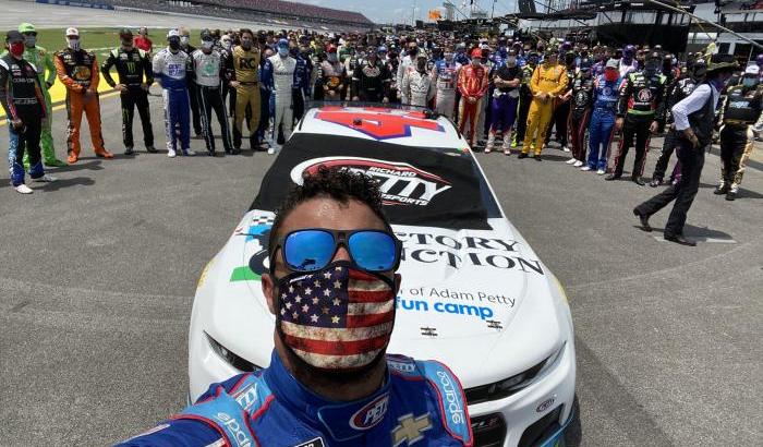 Il mondo della Nascar vicino a Bubba Wallace dopo il cappio ritrovato del suo box