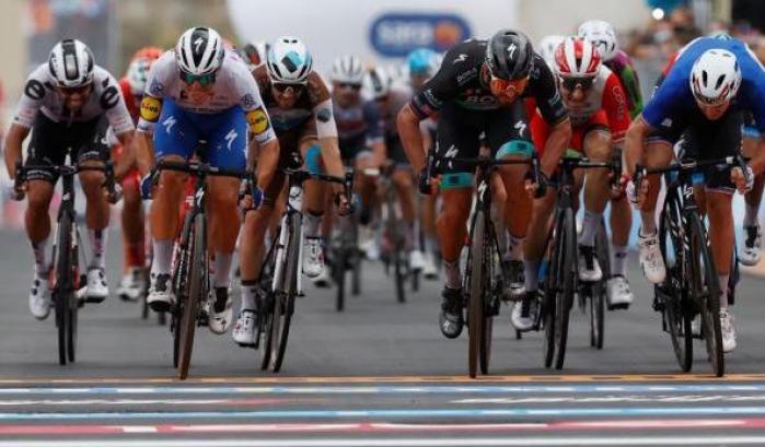 Giro d’Italia, trionfa Demare. Almeida rimane in maglia rosa