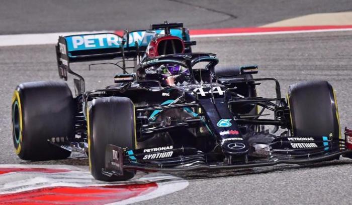 Hamilton vince in Bahrain, Leclerc decimo. Due auto in fiamme