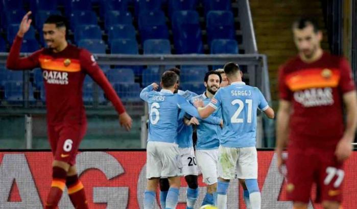 Profondo giallorosso, nel derby domina la Lazio. Immobile e Luis Alberto firmano il 3-0