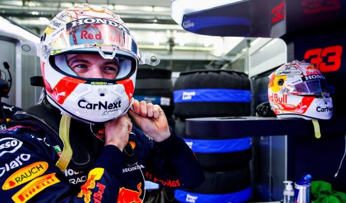 Verstappen conquista la prima pole position della stagione, quarta la prima Ferrari di Leclerc