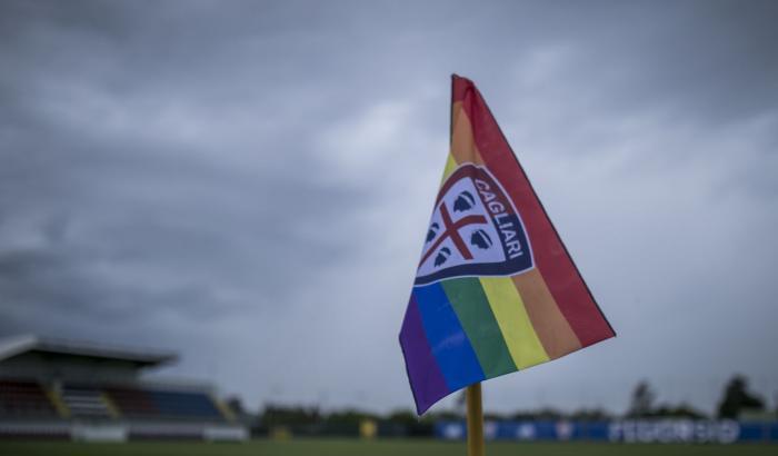Il Cagliari contro l’omofobia: a San Siro in campo con una maglia arcobaleno