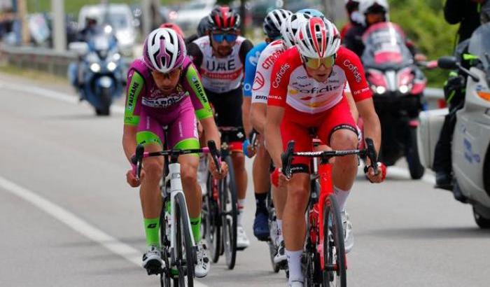 Nell'ottava tappa vince Lafay in fuga, secondo Gavazzi. Valter ancora in rosa