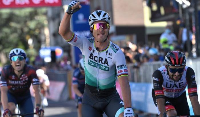 Sagan conquista la decima tappa nella volata di Foligno, Bernal sempre in rosa