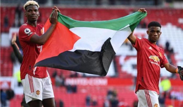 Paul Pogba e Amad Diallo in segno di solidarietà sventolano la bandiera palestinese