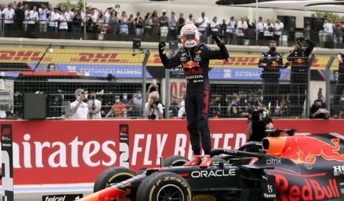In Francia trionfa Verstappen dopo un testa a testa con Hamilton. Malissimo le Ferrari