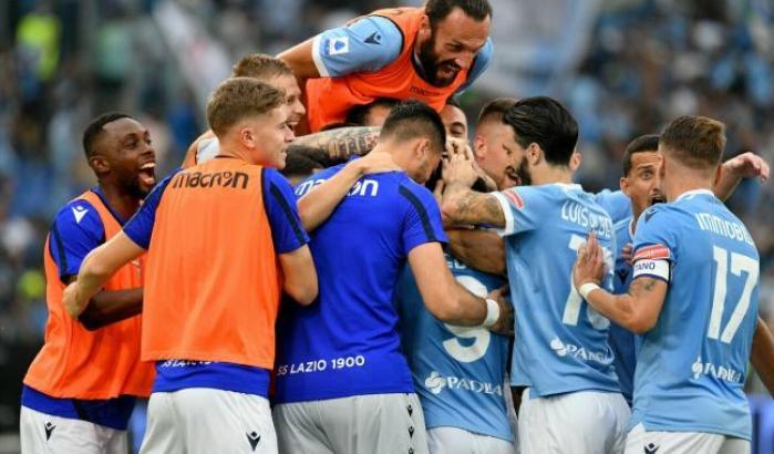 Sarri batte Mourinho, la Lazio vince 3-2 un derby fantastico