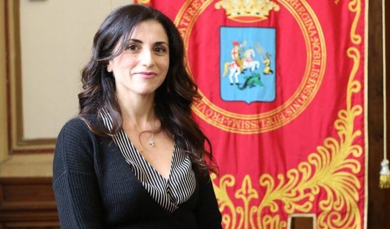 Reggina, scivolone sui social. L'assessora Angela Martino: "Il post della tv ufficiale invita alla violenza sulle donne"