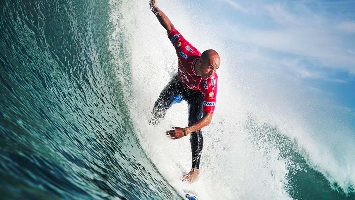 Surf, l'incredibile impresa di Kelly Slater: a 50 anni vince ed entra nella leggenda